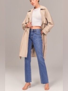 Abercrombie & Fitch The "90s Straight”
Mid Rise Jean